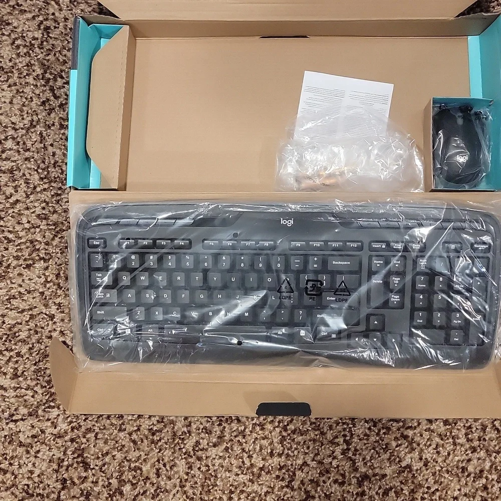 Logitech MK320 (920002836) Wireless Keyboard and Mouse Combo NEW
